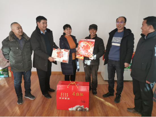 農(nóng)工黨甘肅省委會(huì)在臨潭縣店子鎮(zhèn)業(yè)仁村開(kāi)展新春慰問(wèn)活動(dòng)200103307.png