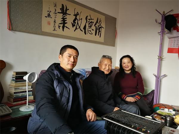 與王進華（中）理事合影.jpg