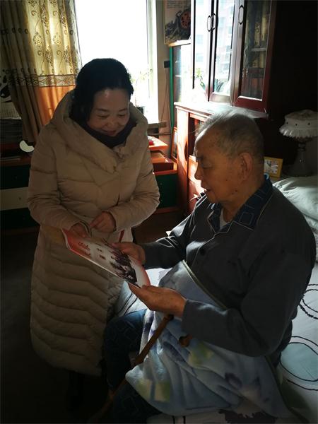 與趙守杰（右）原名譽會長翻看雜志.jpg