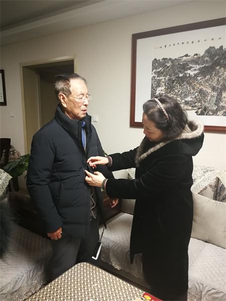 幫助王中宇（左）會員試穿羽絨服.jpg