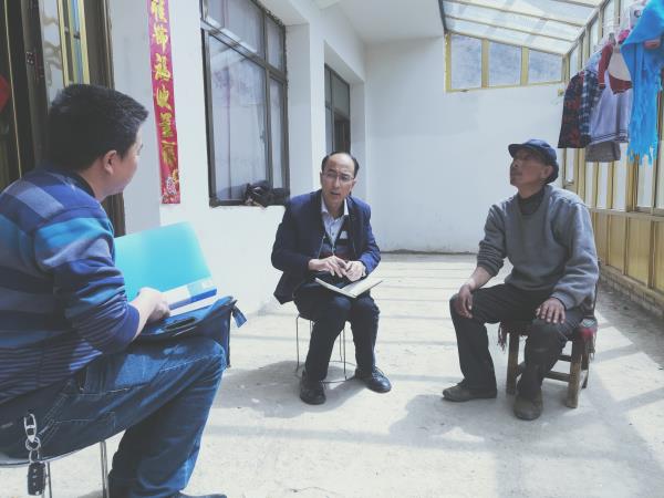 金凱（中）走訪走訪貧困戶，了解春耕備耕情況.jpg