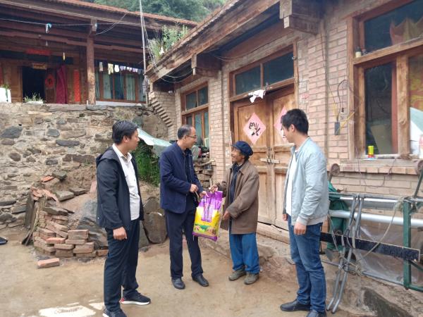 金凱（左二）與隊員一起走訪慰問殘疾人.jpg
