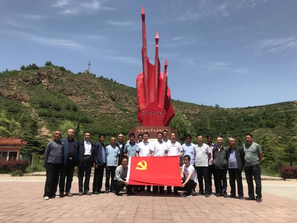 帶領黨員開展黨性教育.jpg