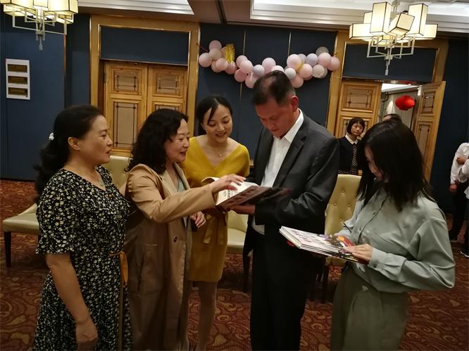 馬志忠（右二）會長翻閱《甘肅黃埔》雜志.jpg