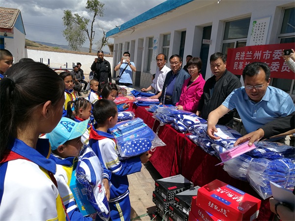 2018年5月，民進(jìn)蘭州市委在柏楊村小學(xué)開展愛心捐贈(zèng).jpg