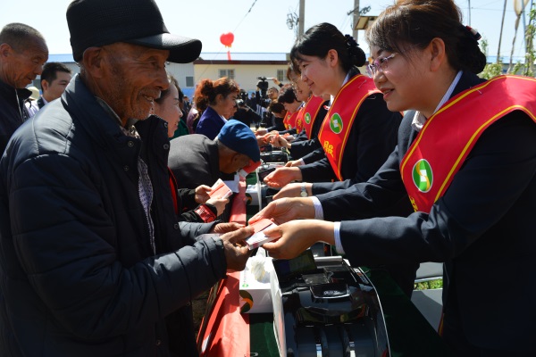 貧困戶入股正在分紅.JPG