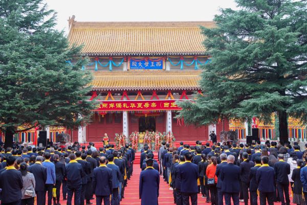 省市縣各級(jí)領(lǐng)導(dǎo)、專家學(xué)者、社會(huì)各界參加海峽兩岸謁禮華夏母親西王母儀式3.jpg