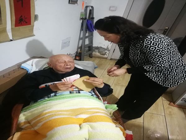 看望張學(xué)義會員1.jpg