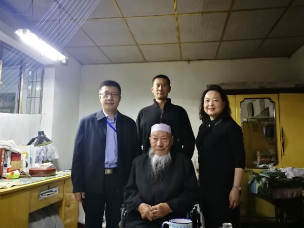 韓晨（左一）等看望馬義（坐者）理事.jpg