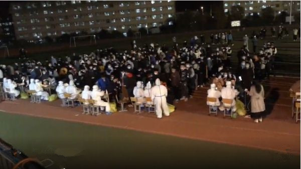 榆中盟員與同事一起在和平某高校體育場連夜進行核酸采樣(1)_副本.jpg