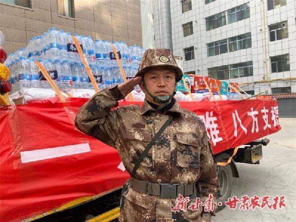 祁光林滿載物資奔赴積石山縣.jpg