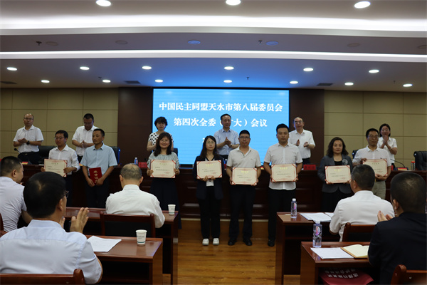 對(duì)先進(jìn)個(gè)人進(jìn)行表彰.jpg