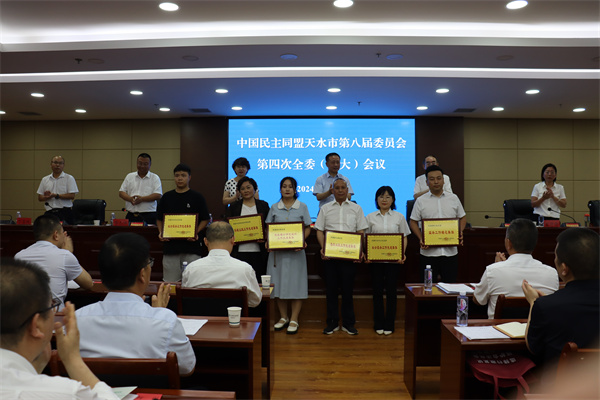 對(duì)先進(jìn)集體代表進(jìn)行表彰.jpg
