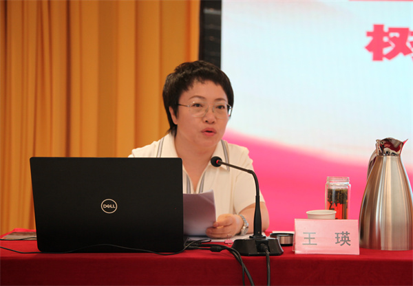 王瑛作輔導(dǎo)講座.jpg
