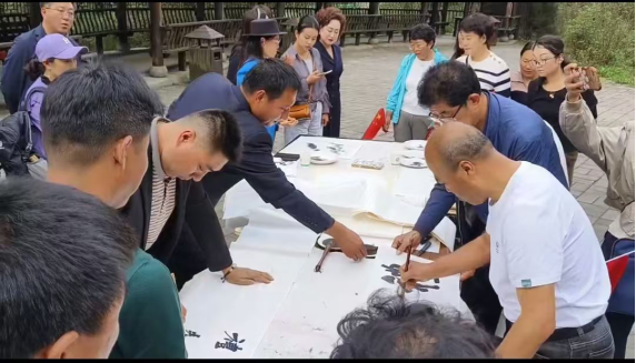 123麥積區(qū)新聯(lián)會(huì)開(kāi)展“尋美天水 禮贊國(guó)慶”暨網(wǎng)絡(luò)代表人士主題采風(fēng)活動(dòng)397.png