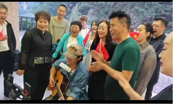 123麥積區(qū)新聯(lián)會(huì)開(kāi)展“尋美天水 禮贊國(guó)慶”暨網(wǎng)絡(luò)代表人士主題采風(fēng)活動(dòng)399.png