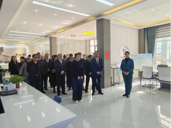 高臺縣組織統(tǒng)戰(zhàn)代表人士開展“清明祭英烈 同心永向黨”紅色主題教育活動(1)810.png