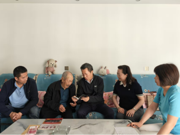 07甘肅黃埔同學(xué)會(huì)會(huì)長(zhǎng)張懷仁一行端午前夕看望慰問(wèn)健在黃埔同學(xué)（2025年5月30日?qǐng)?bào)送）696.png
