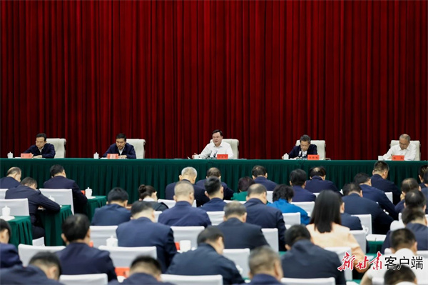 胡昌升在全省民族地區(qū)公路交通基礎(chǔ)設(shè)施提升推進(jìn)會(huì)上強(qiáng)調(diào)  加快健全民族地區(qū)公路路網(wǎng)體系 加力建設(shè)更多致富路團(tuán)結(jié)路幸福路 任振鶴主持